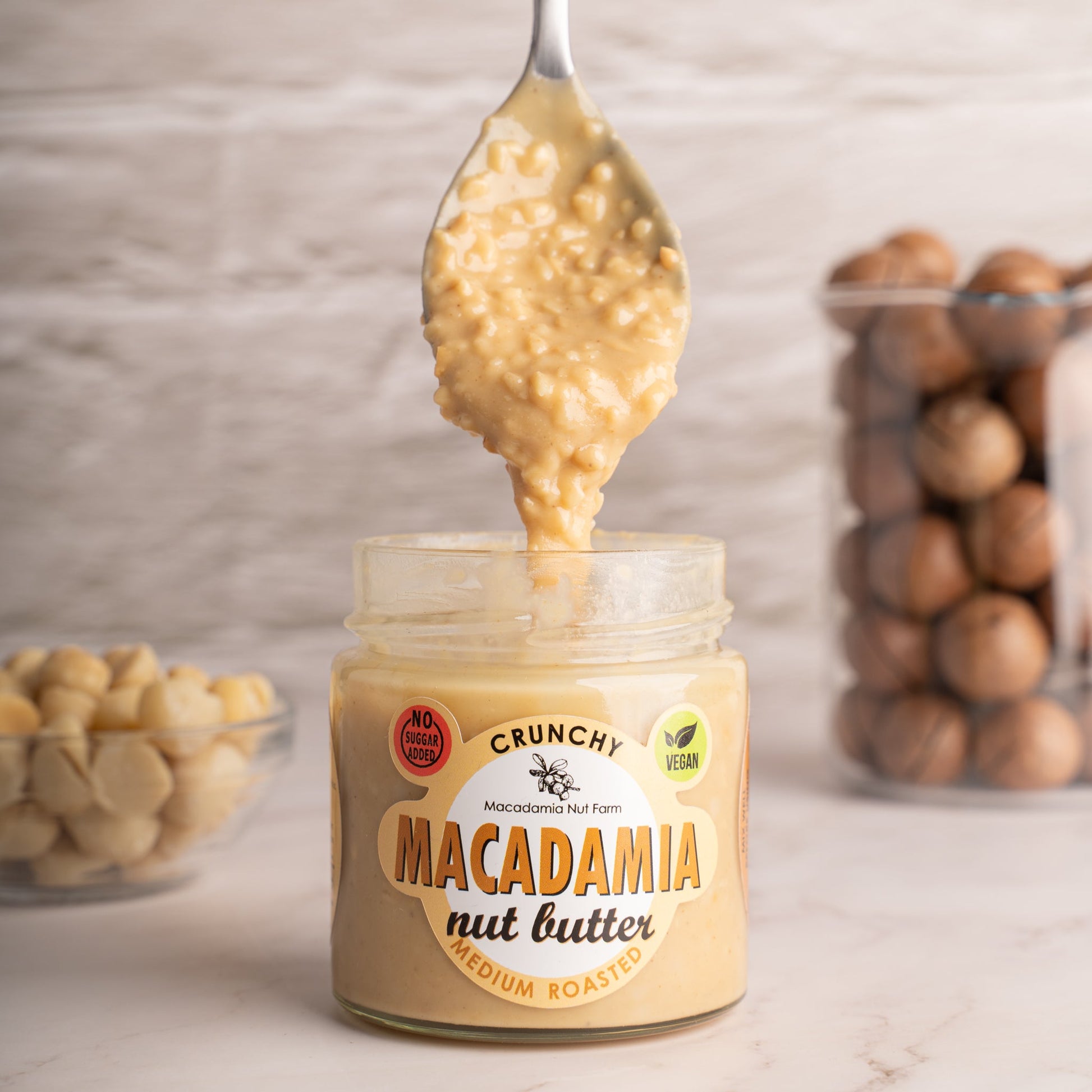 Mittel geröstete crunchy Macadamianusscreme läuft vom Löffel runter